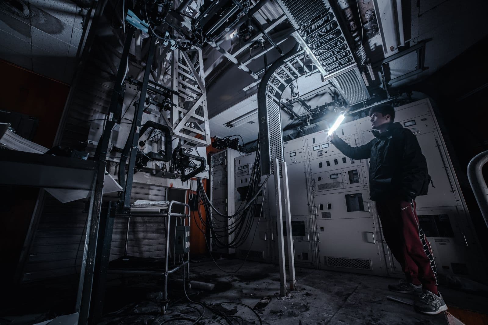 Techniker bei der Prüfung von Anlagen in einer abgeschotteten technischen Umgebung