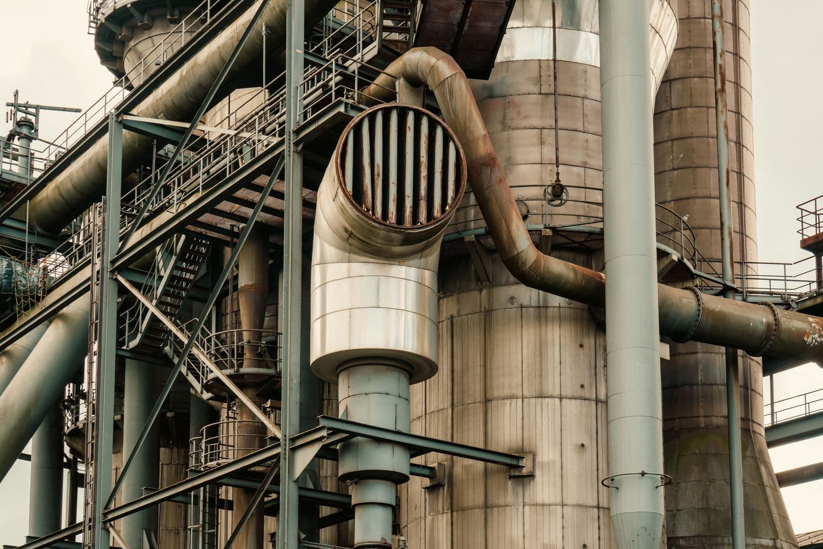 Verzweigtes Rohr- und Anlagensystem an einer industriellen Einrichtung