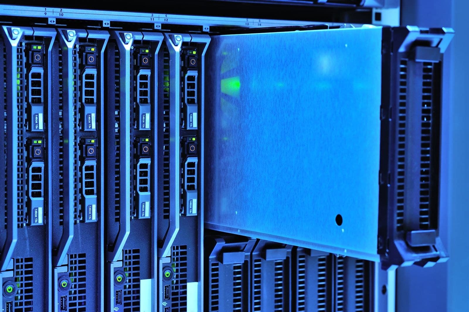 HPE-Serverhardware wird vor einem Firmware-Rollout geprüft