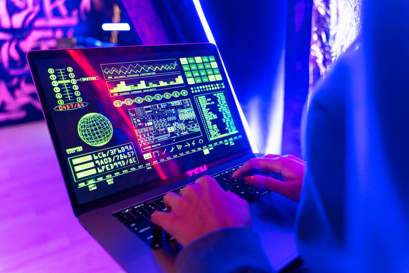 Person arbeitet an einem Laptop in einer technischen Umgebung
