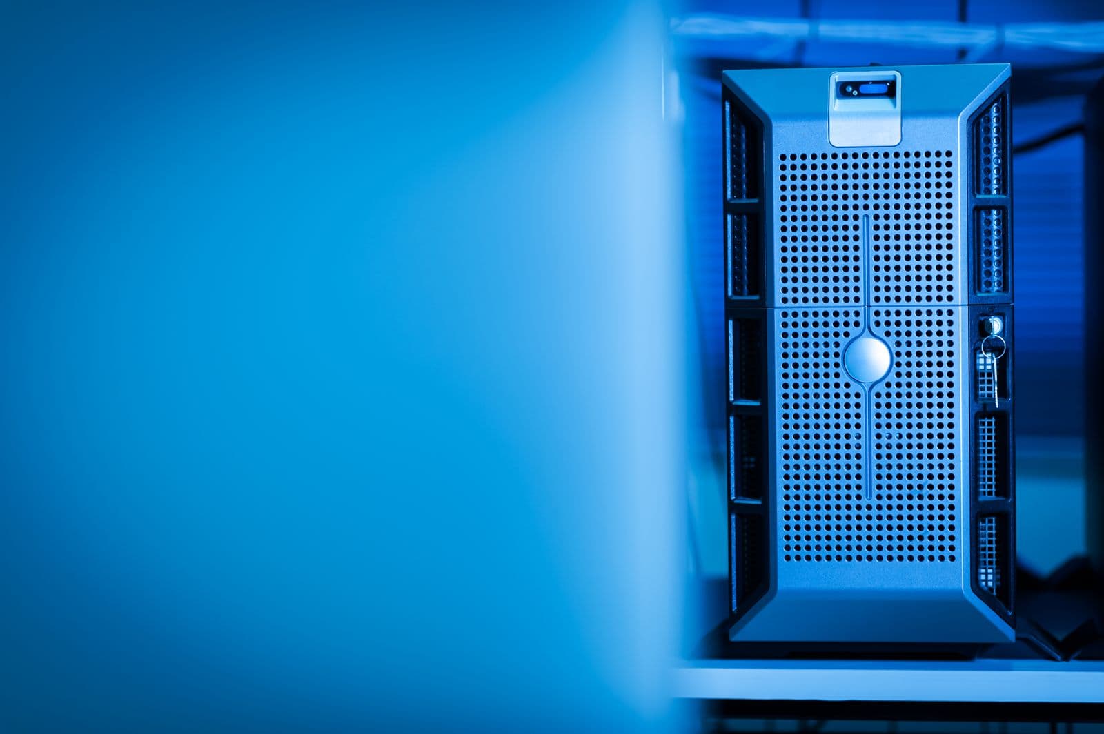 Nahaufnahme moderner Serverhardware in einem Rechenzentrum
