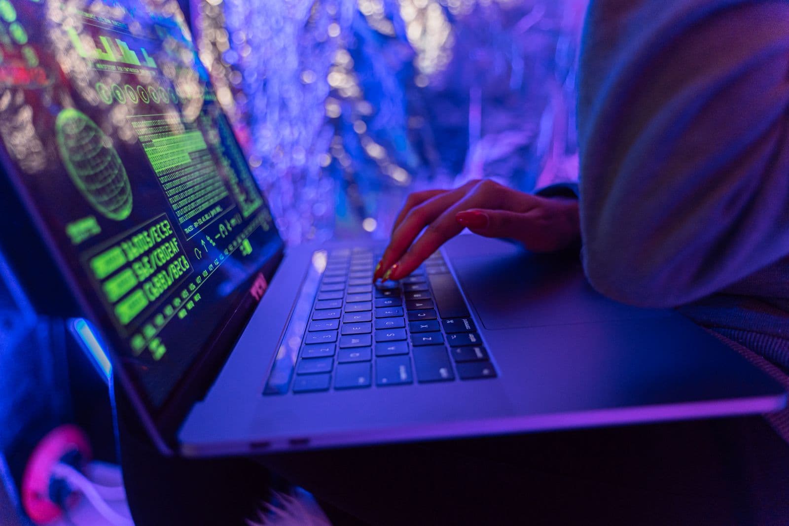Linux-Administrator bei der Prüfung eines Kommandos an einem Arbeitsplatz