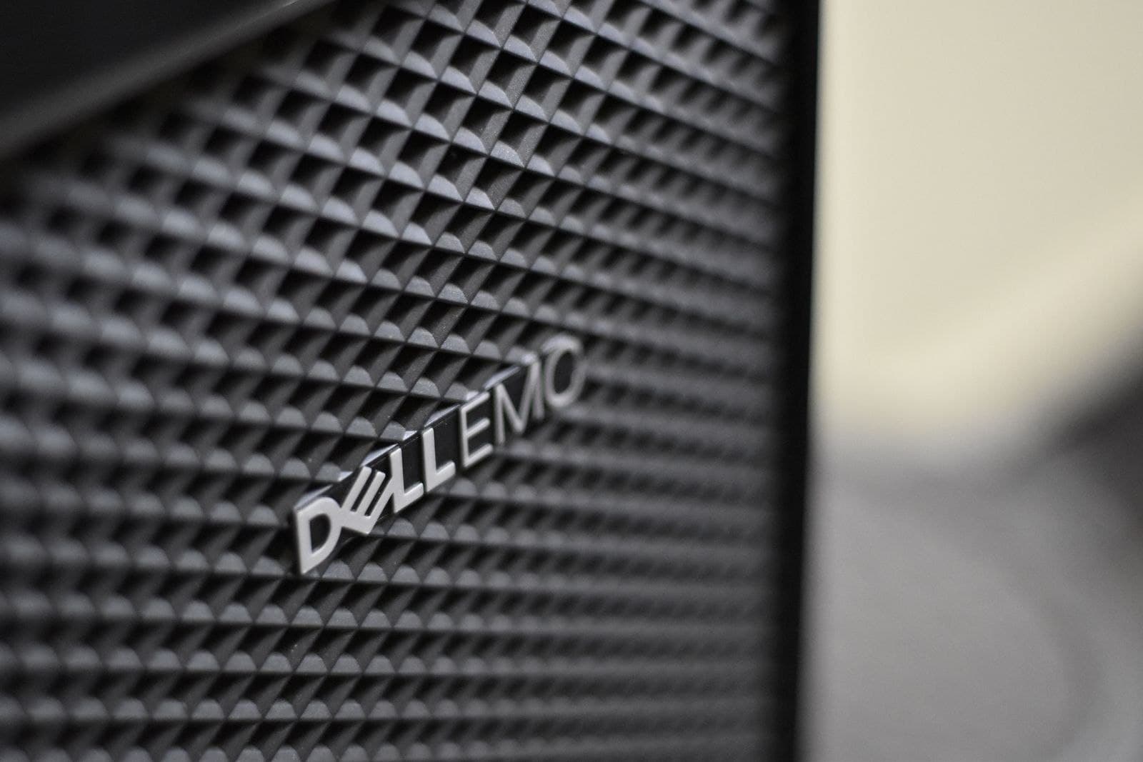 Storageingenieur prüft ein PowerVault-Array mit zwei Controllern