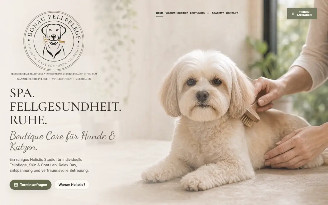 Screenshot der DonauFellpflege-Startseite mit Hund bei der Fellpflege