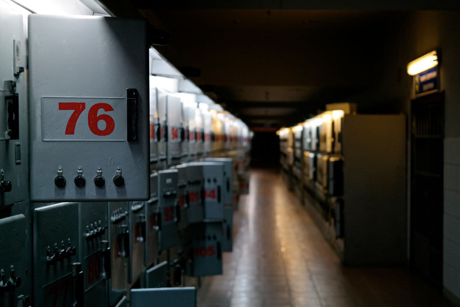 Grauer und roter Schaltschrank mit vielen technischen Komponenten