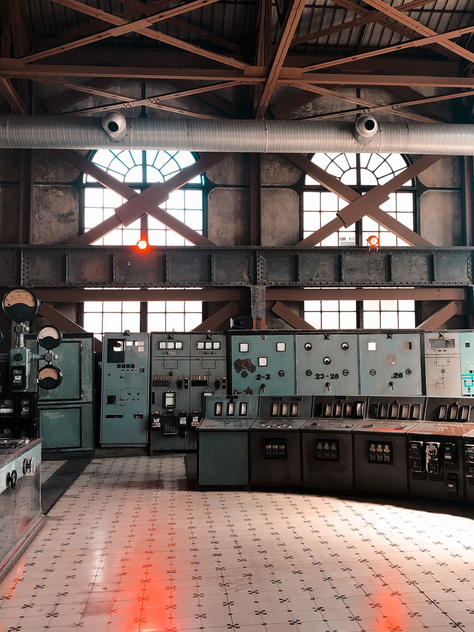 Maschinen und Steuertechnik in einer älteren Industrieanlage
