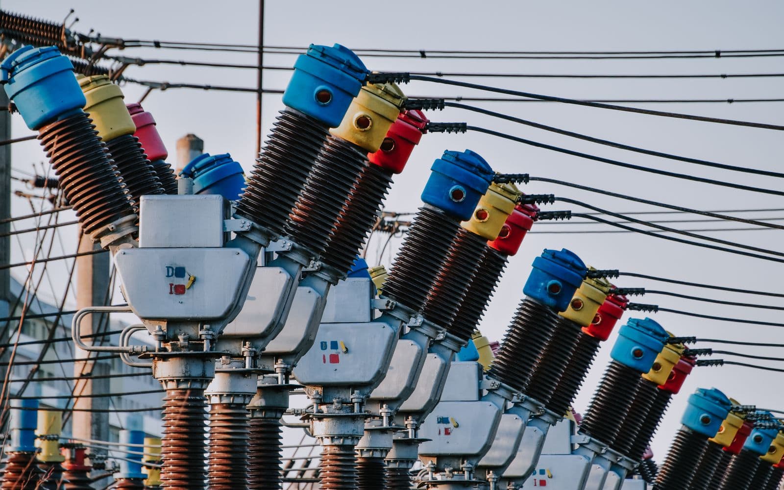 Transformatoren und Leitungen eines Stromverteilnetzes