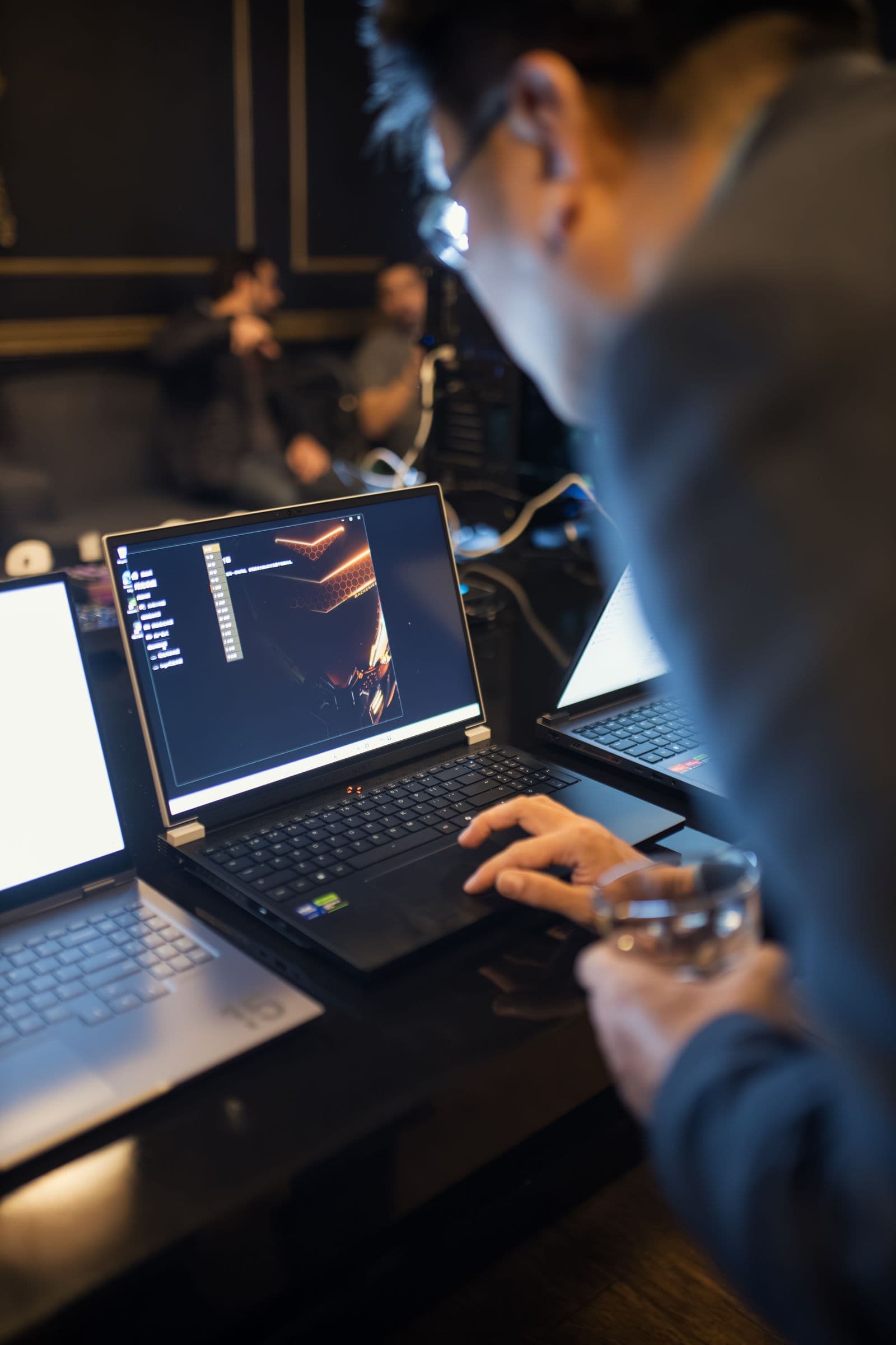IT-Fachkraft arbeitet mit einem Laptop an Endpoint-Richtlinien