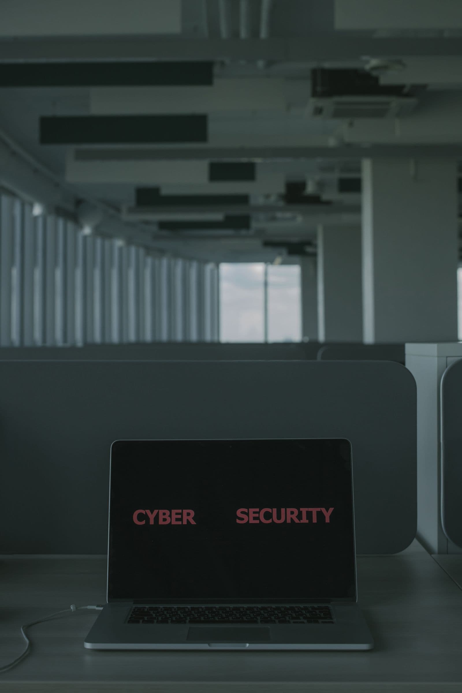 Security-Analyst bei der Prüfung von Richtlinien auf mehreren Anzeigen