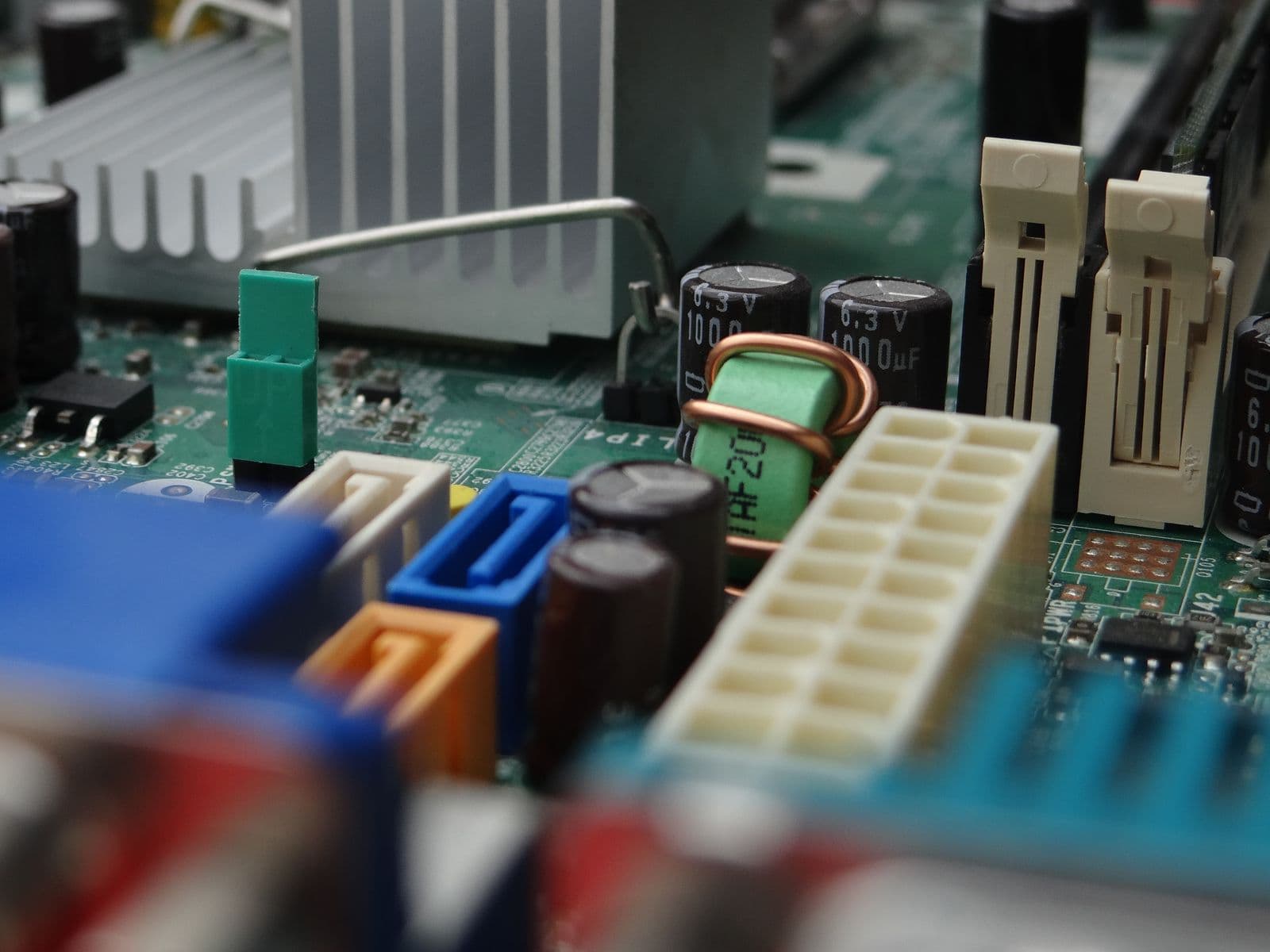 Nahaufnahme eines Mainboards mit Prozessor- und Sicherheitskomponenten