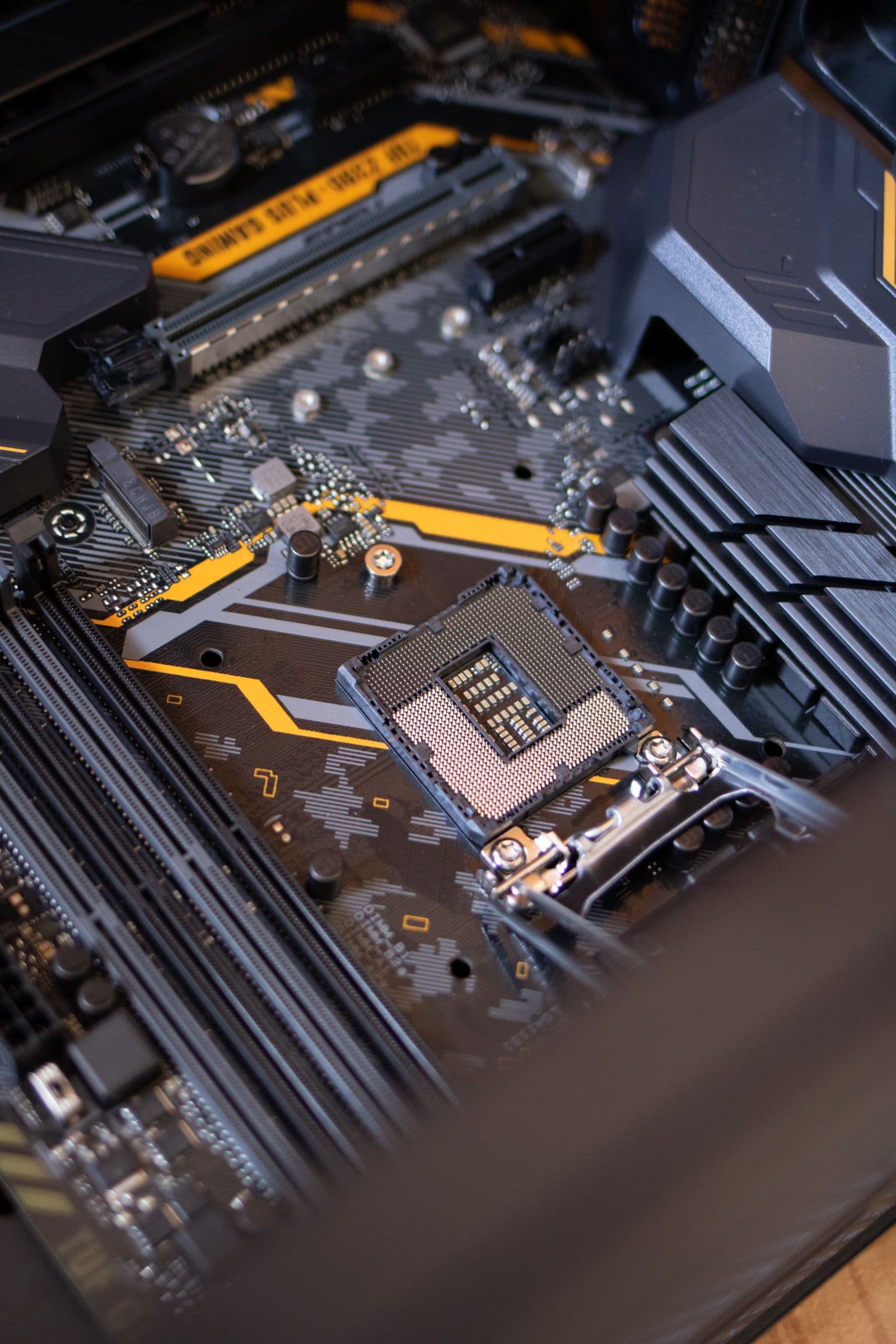 Mainboard und angeschlossene Komponenten eines Computers