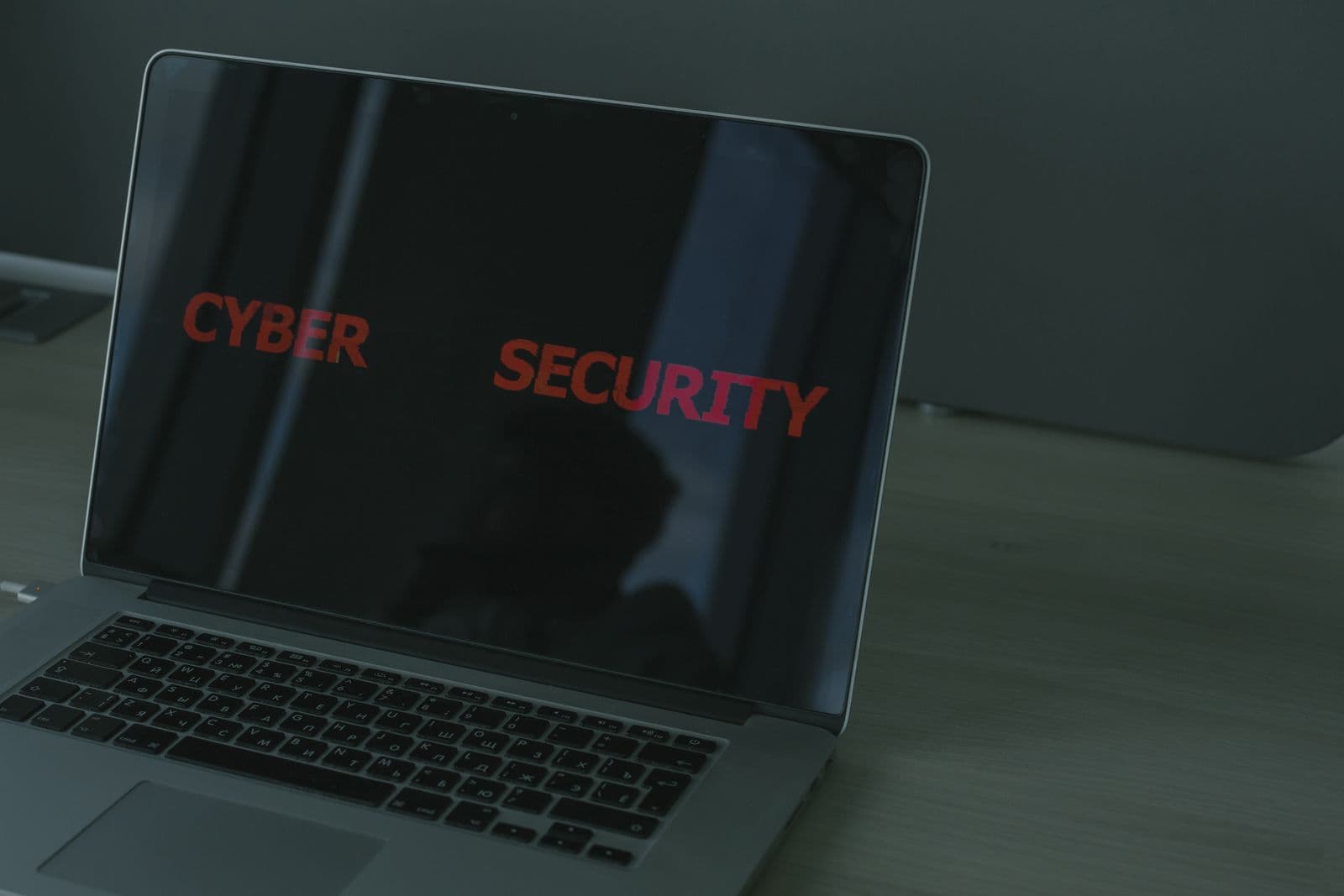 Administrator bei der Prüfung von Systeminformationen auf einem Laptop
