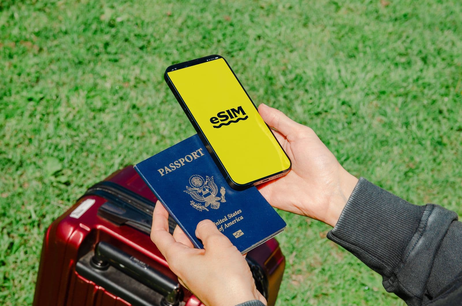 Hände mit Smartphone und Ausweisdokument