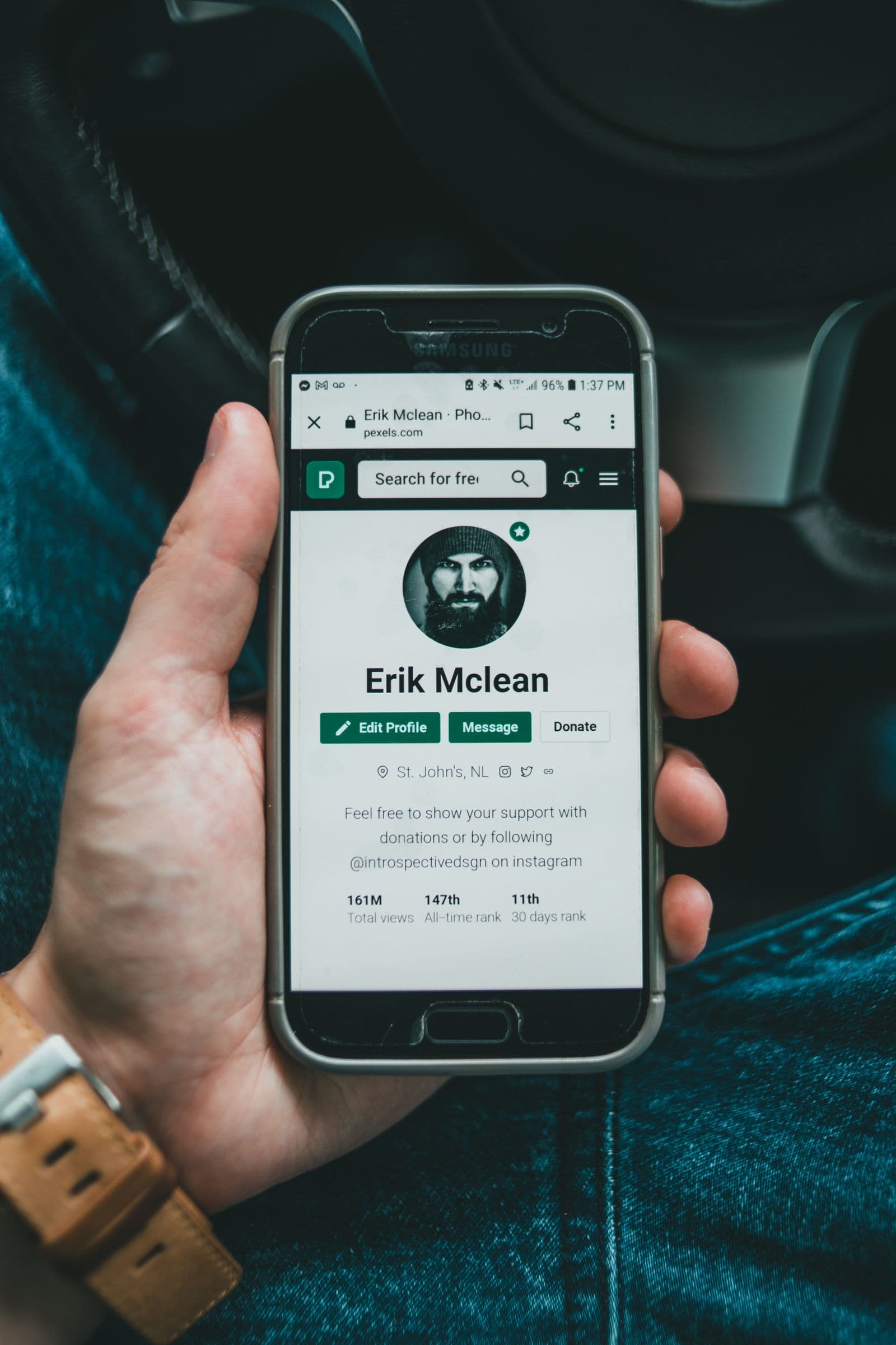 Smartphone mit Profilansicht in einer Hand