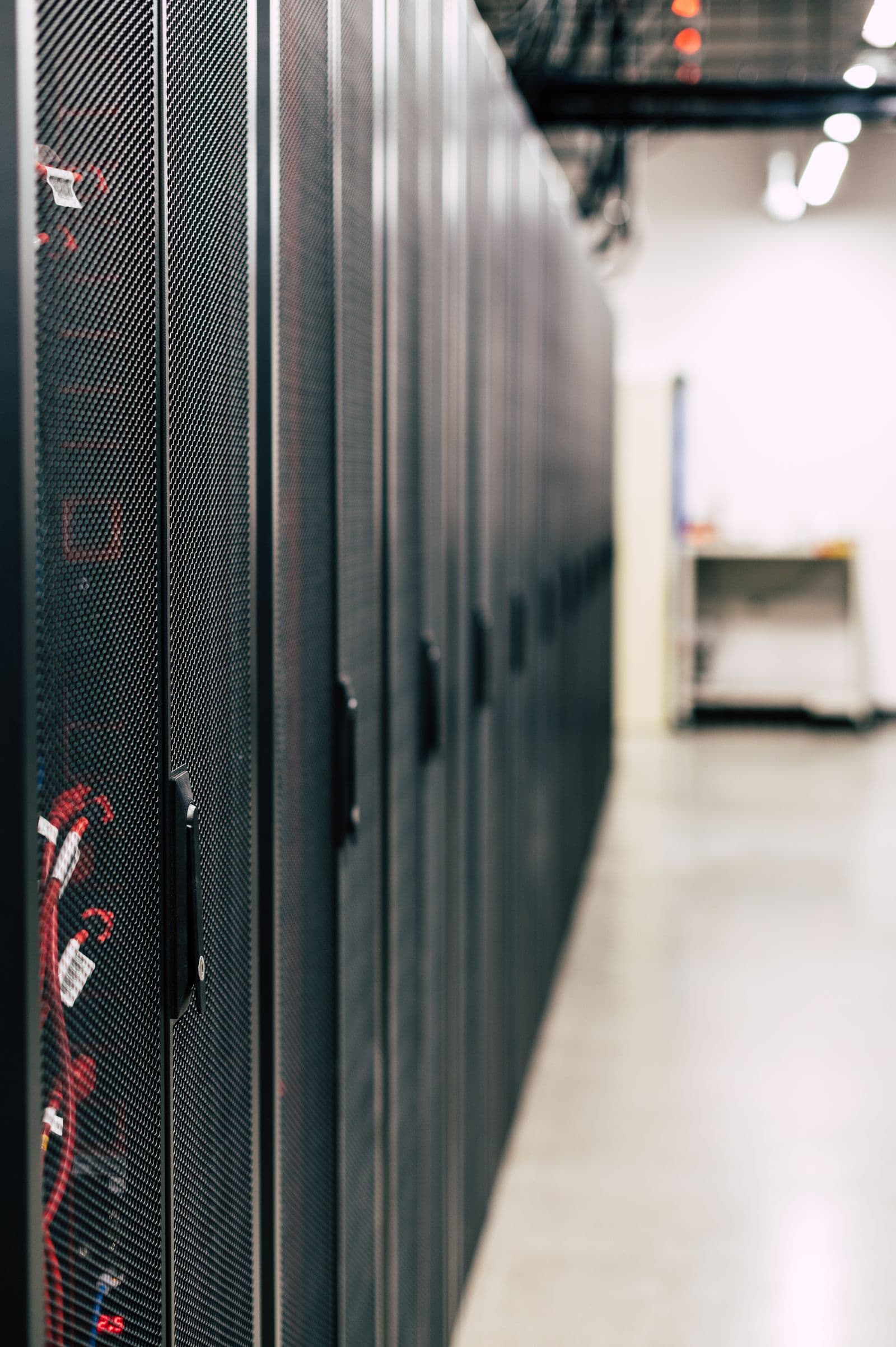 Netzwerkkabel an Enterprise-Serverhardware