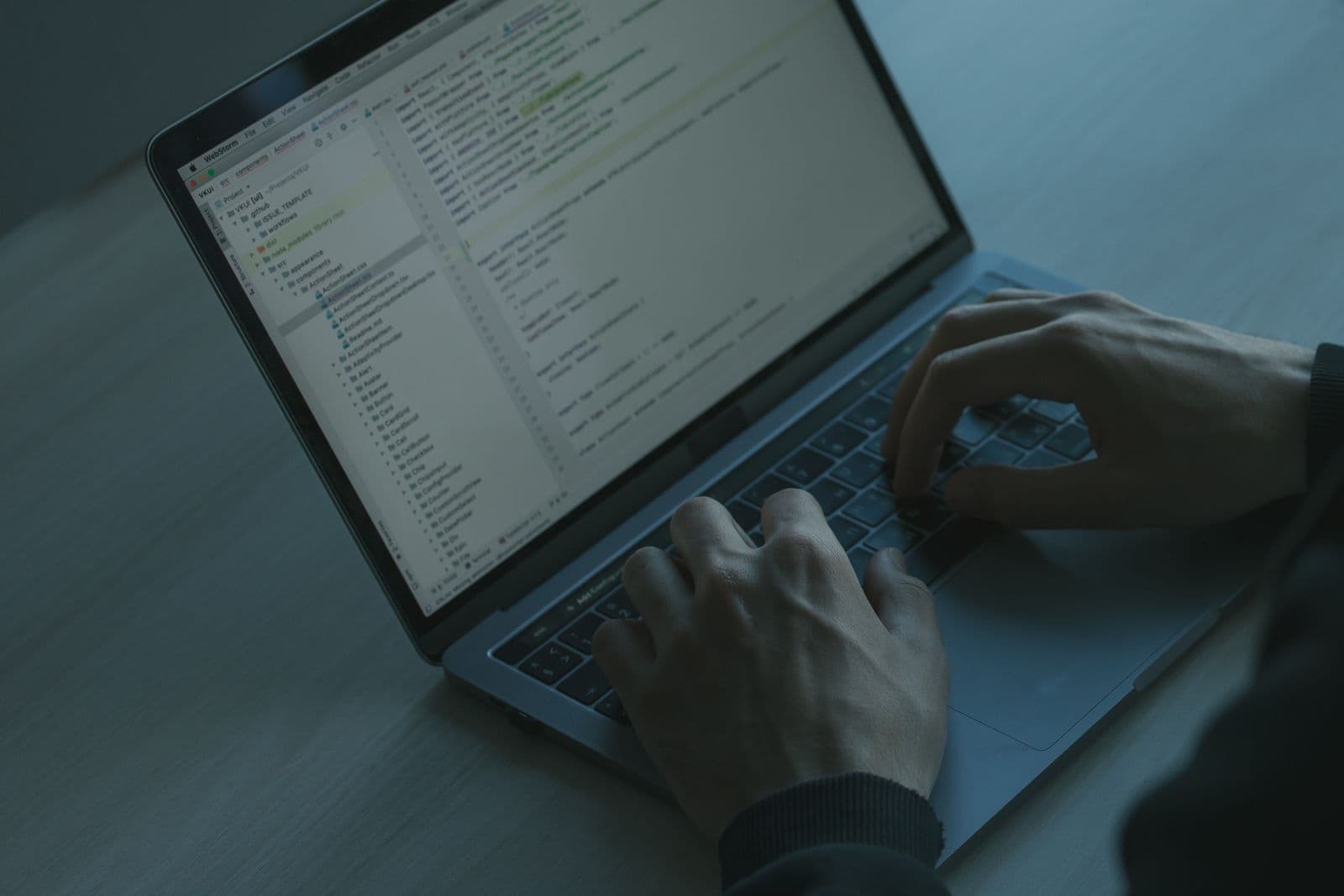 Hände auf einer Laptop-Tastatur bei technischer Arbeit