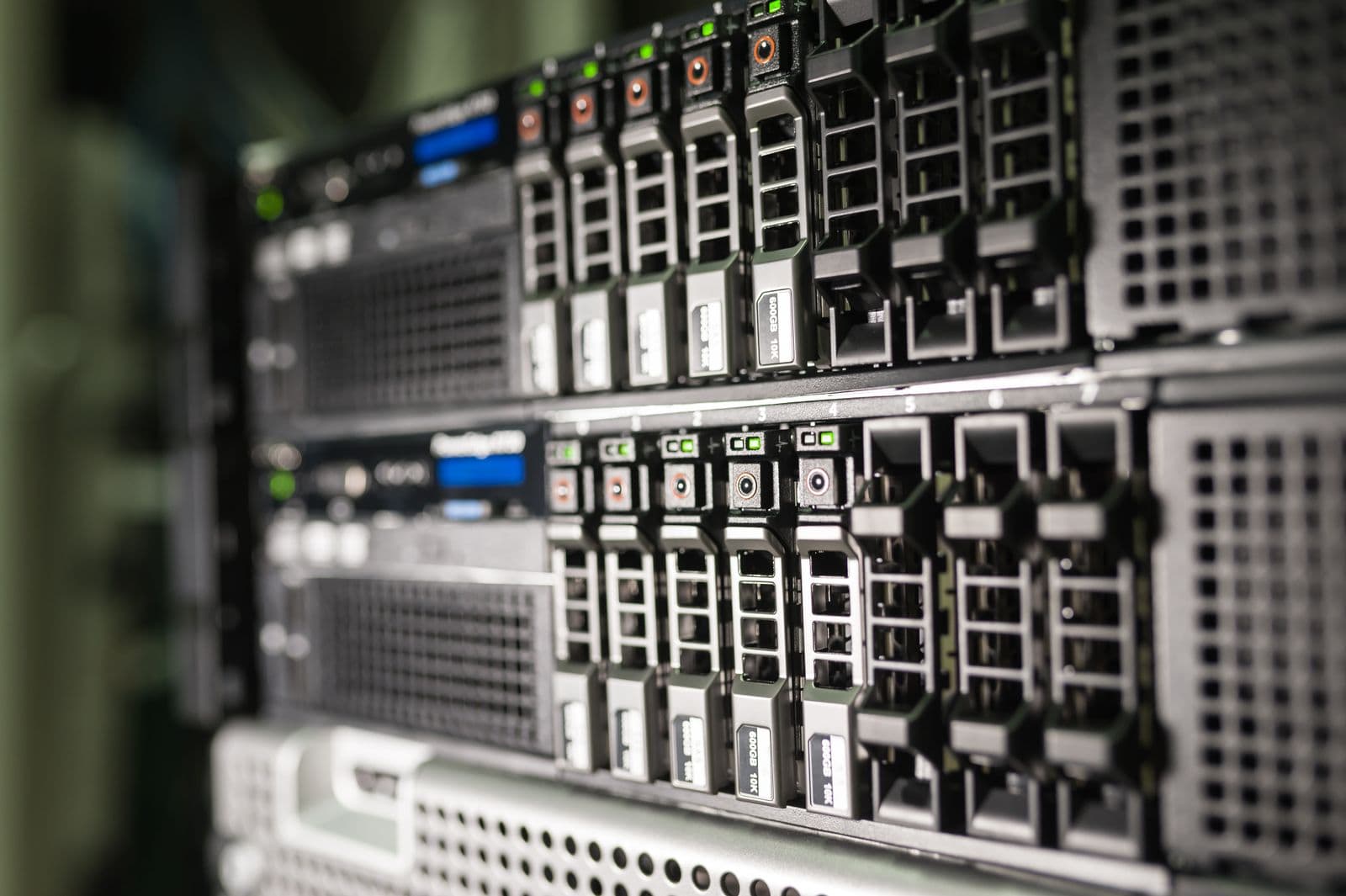 Nahaufnahme von Serverausrüstung in einem modernen Rechenzentrum