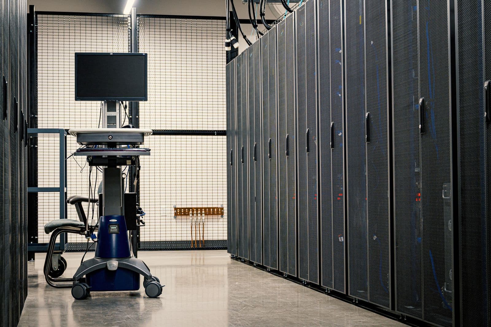 Serverracks und Betriebskonsole in einem Rechenzentrum