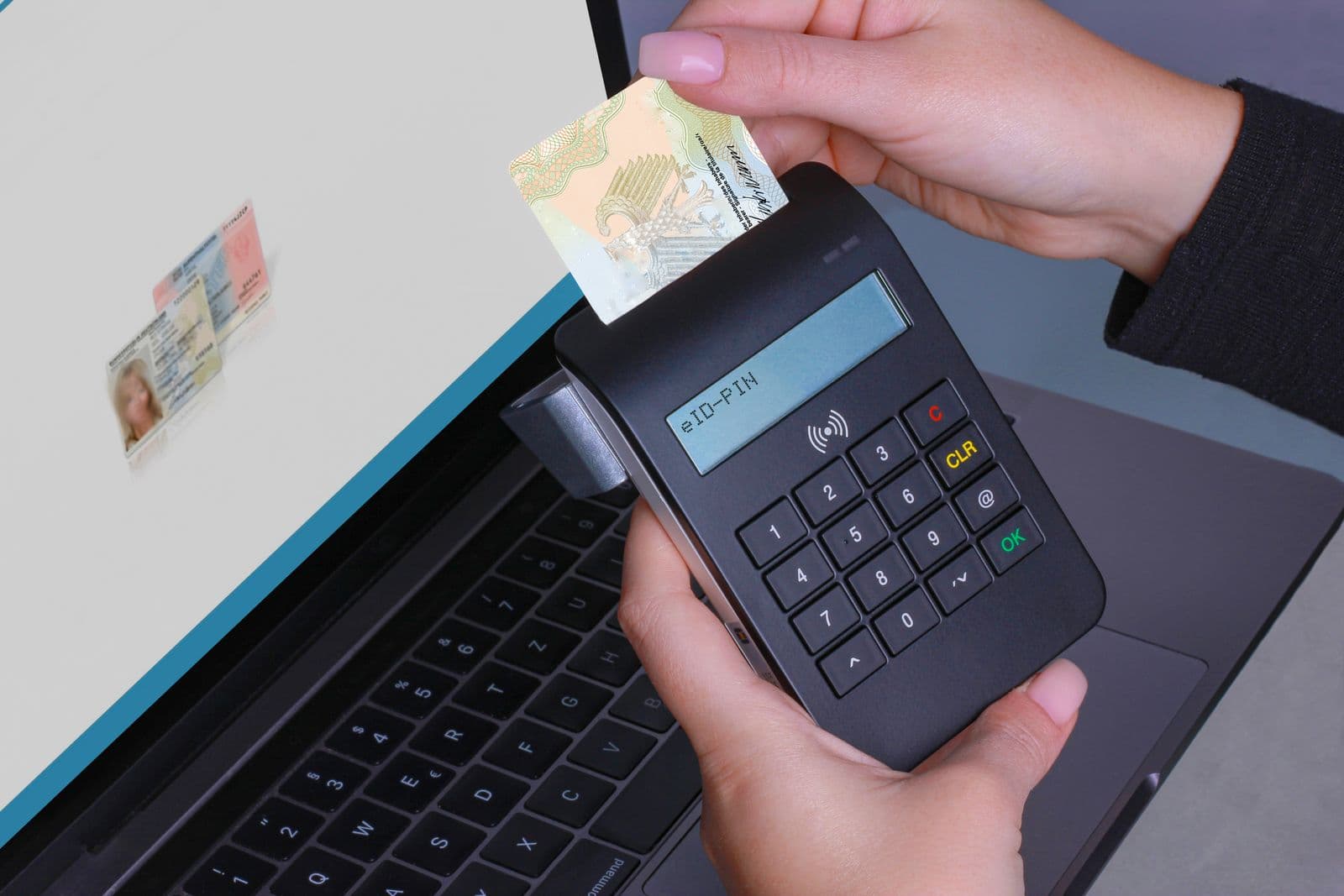 Person bei der Prüfung einer digitalen Identität mit Mobilgerät und Kartenleser