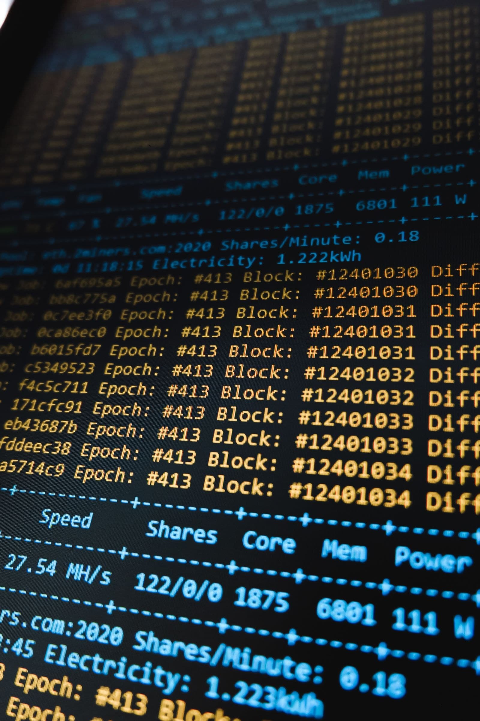 Infrastructure Engineer bei der Prüfung von PowerShell-Versionen auf einem Automationssystem