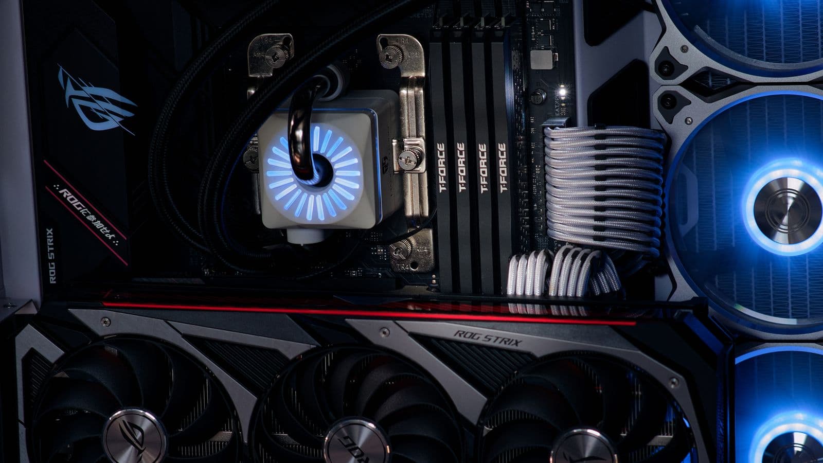 Computerhardware mit Kühlung und Speichermodulen