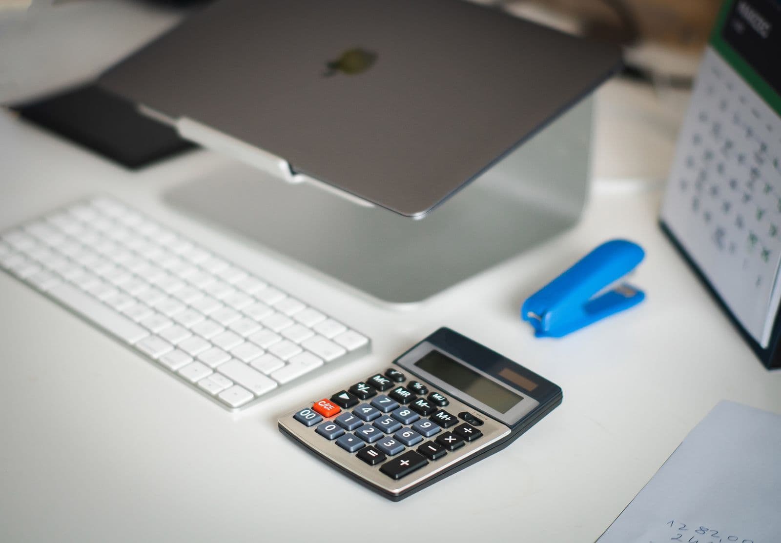 Unterlagen und Büroausstattung für eine technische Bereitschaftsprüfung