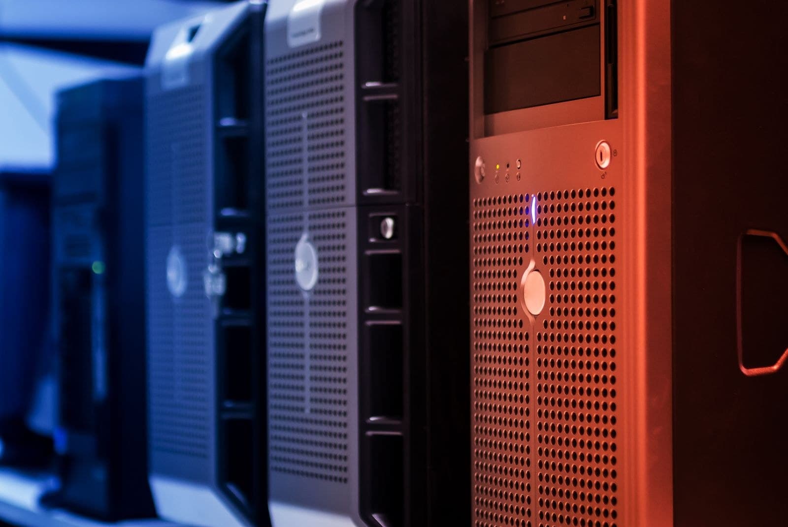 Infrastrukturteam bei der Bewertung neuer Server für einen vSAN-Cluster