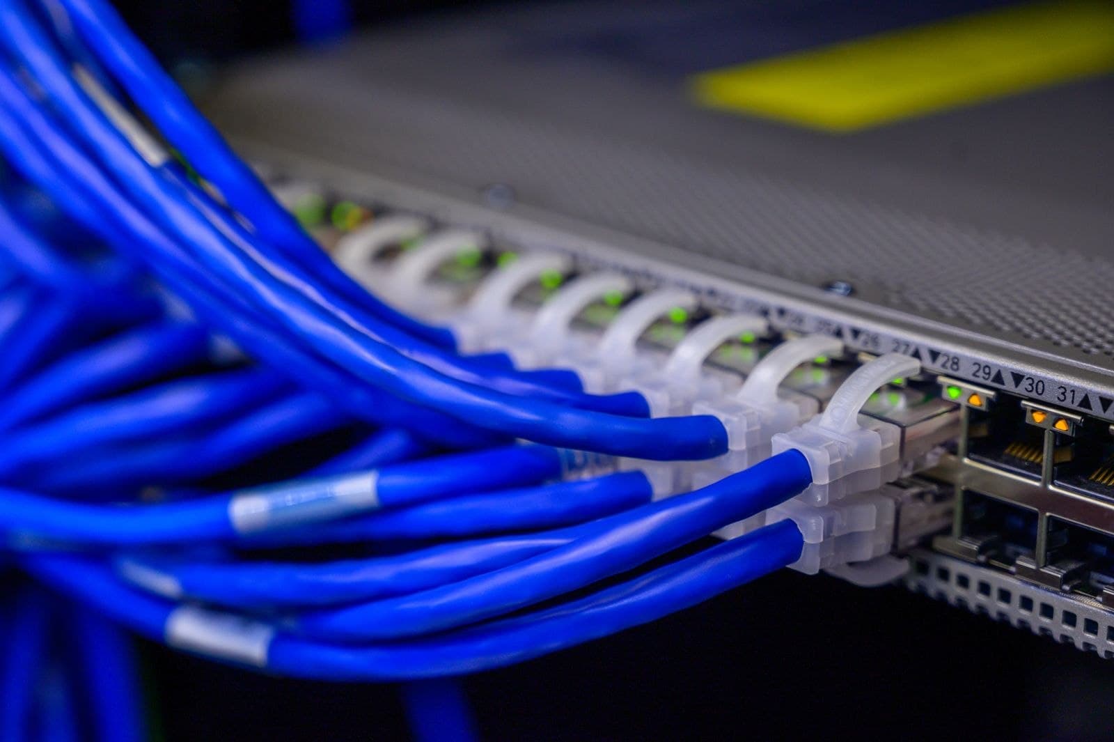 Administrator bei der Prüfung der DNS-Infrastruktur an einer Serverkonsole
