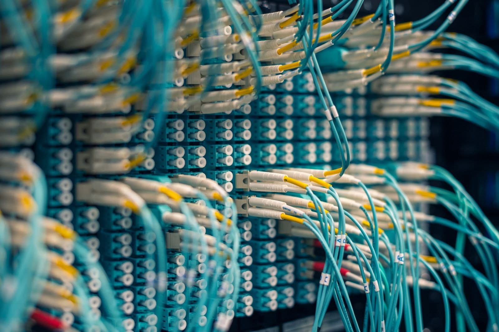 Storage-Administrator bei der Prüfung von iSCSI-Netzpfaden und Serverhardware